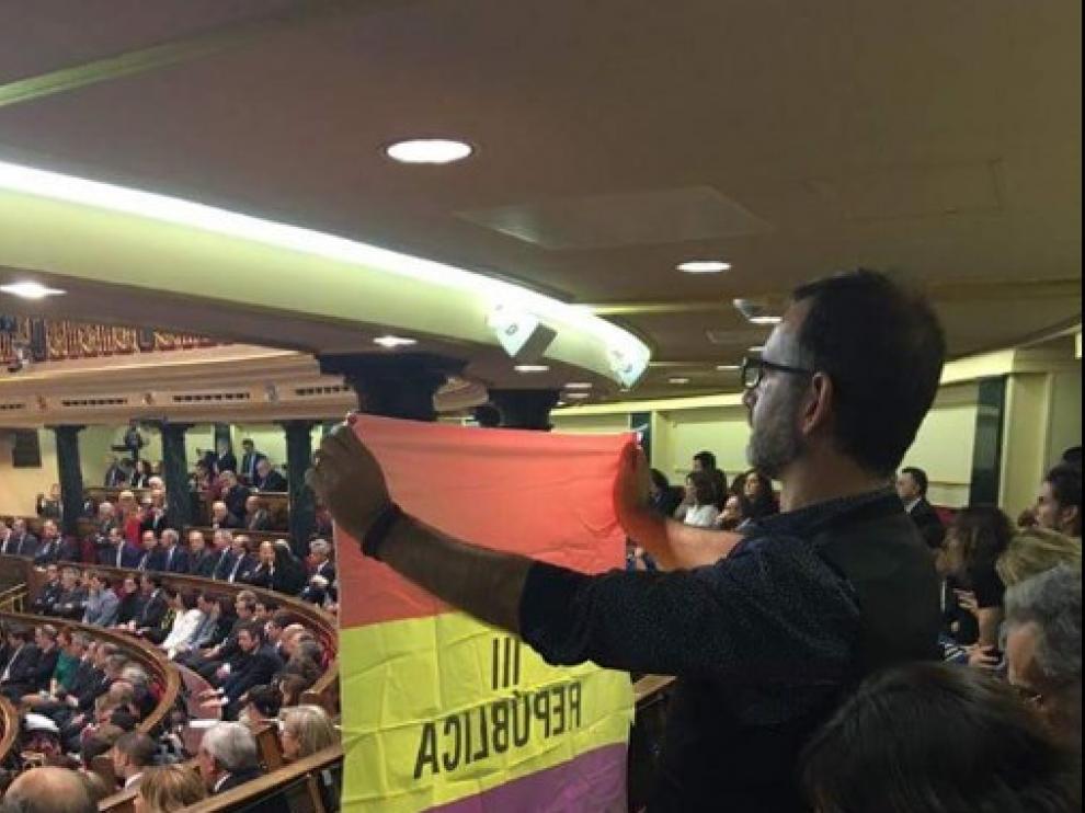 Iñaki Bernal luce una bandera republicana en la tribuna de las Cortes.