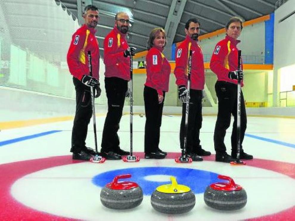 Parte del equipo de curling del CH Jaca, que sacó el billete al Europeo tras ser campeón de España.