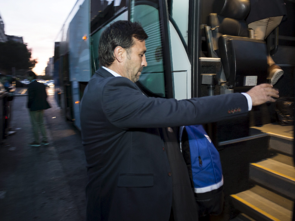 Raúl Agné sube al autobús en el inicio del viajedel Real Zaragoza a Getafe este sábado.