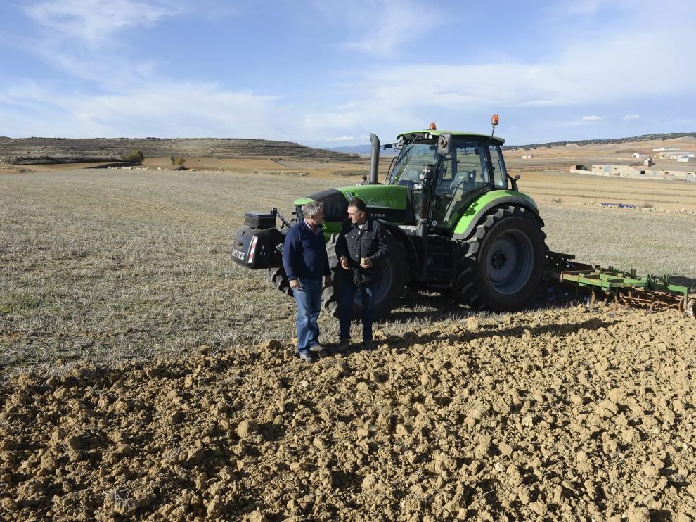 Francisco Sáez y Javier Ibáñez, agricultores de Celadas, en un campo a medio labrar por la sequía.
