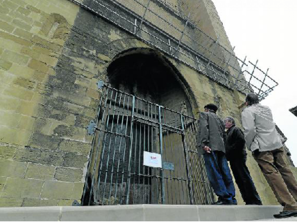 Unos viandantes se fijan en las protecciones del lateral de la calle Palacio de la catedral
