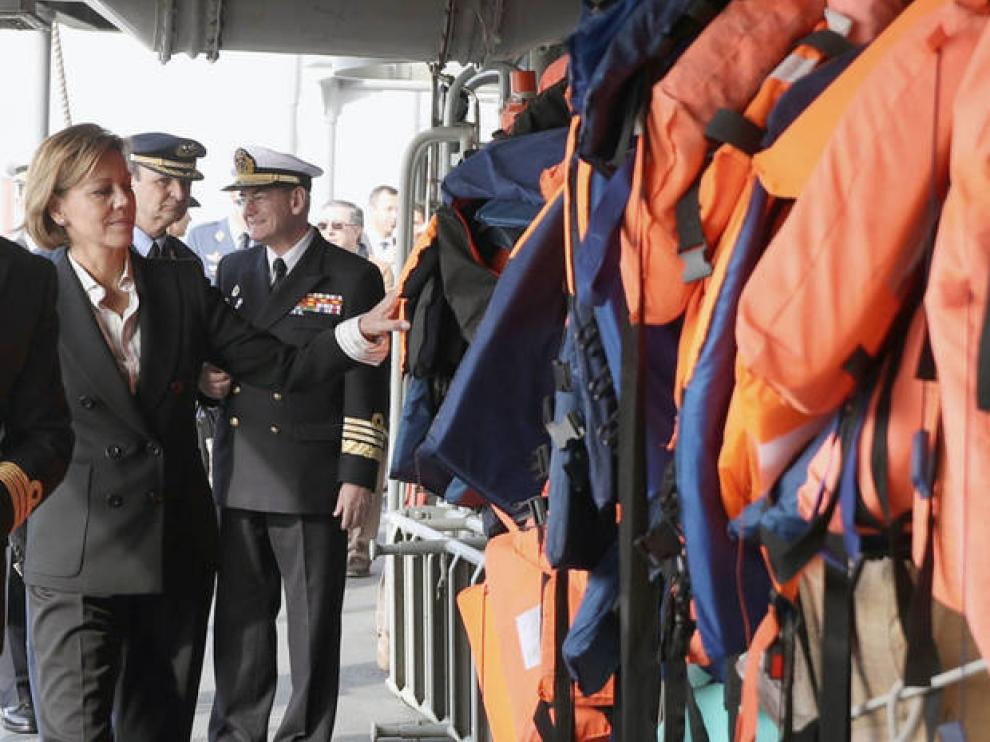 Cospedal, de visita en la fragata 'Navarra'