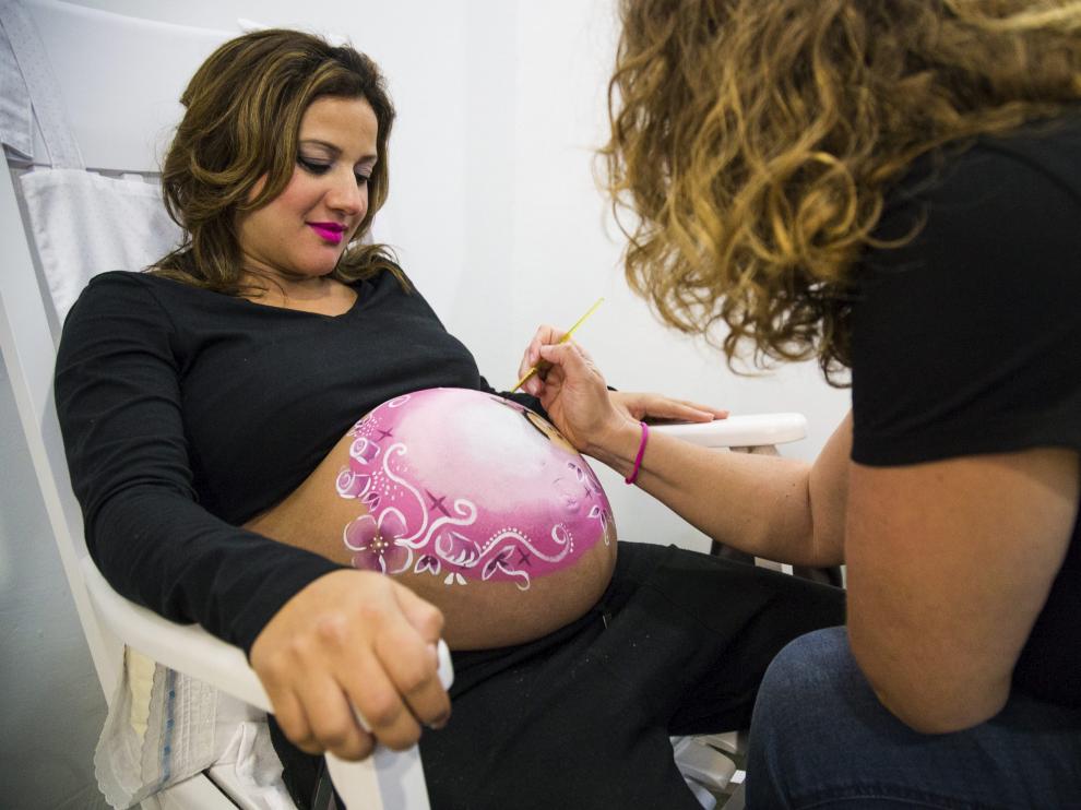 Ana Adi disfrutó mientras Stephanie Voyame pintaba su barriga de embarazada en el espacio de Cosas d'BBS.