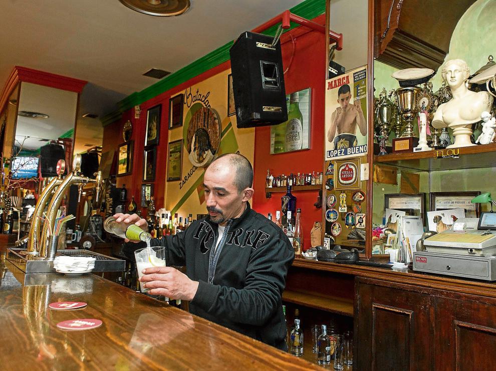 José Antonio López Bueno sirve una limonada en el pub Bataclán de Zaragoza.