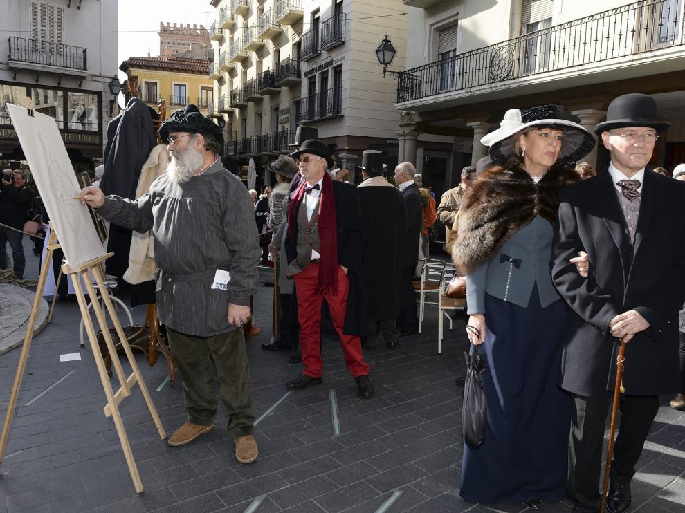 La plaza del Torico se llenó de personajes turolenses de principios del siglo XX que fueron aplaudidos por el público.