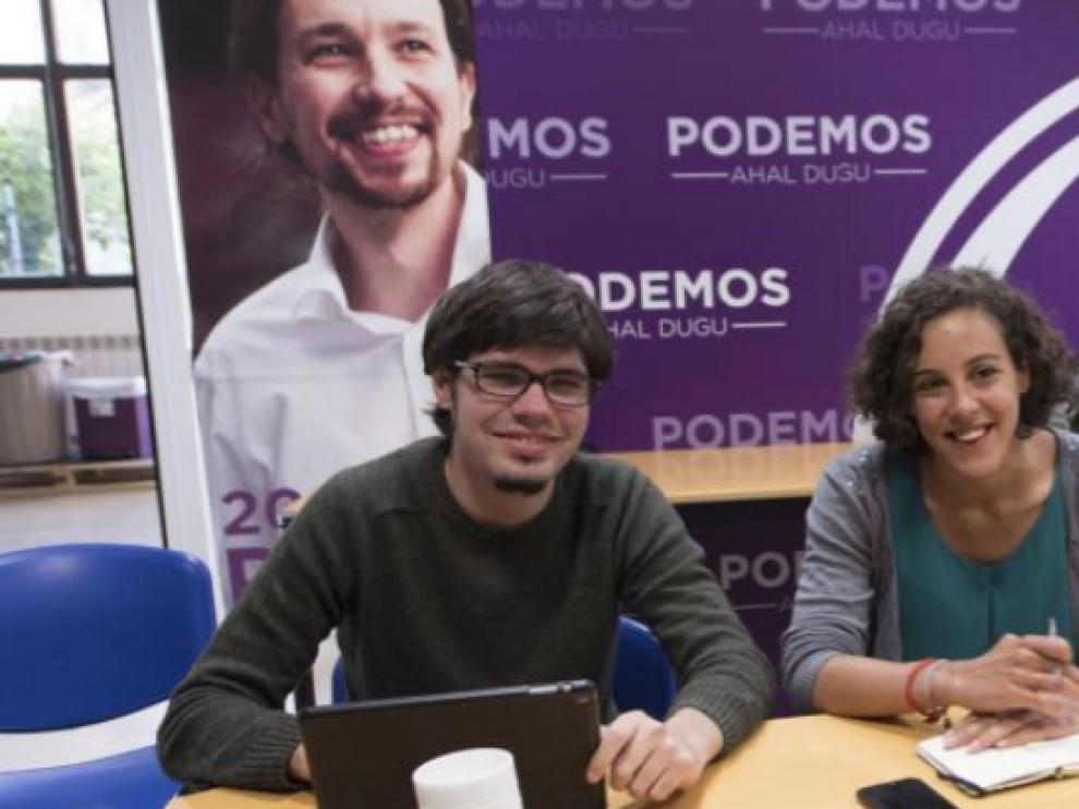 Lander Martínez, a la izquierda, junto a la secretaria general de Podemos Euskadi, Nagua Alba.