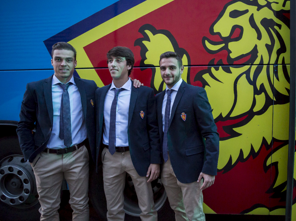 Pombo (i), Delmás(c) y Xiscu (d), posan juntos antes de subir al autocar para iniciar el viaje hasta Madrid en la noche del pasado sábado.