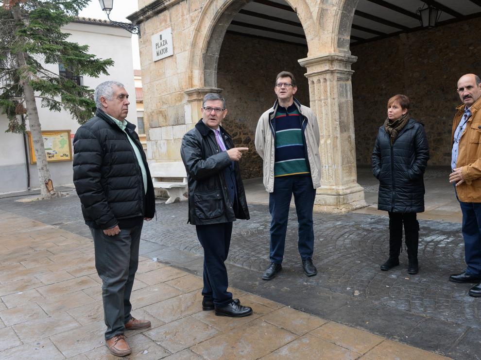 El consejero de Presidencia, Vicente Guillé, durante su visita a Cella.