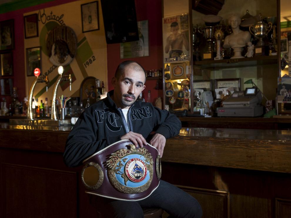 José Antonio López Bueno, en su actual trabajo en el pub Bataclán