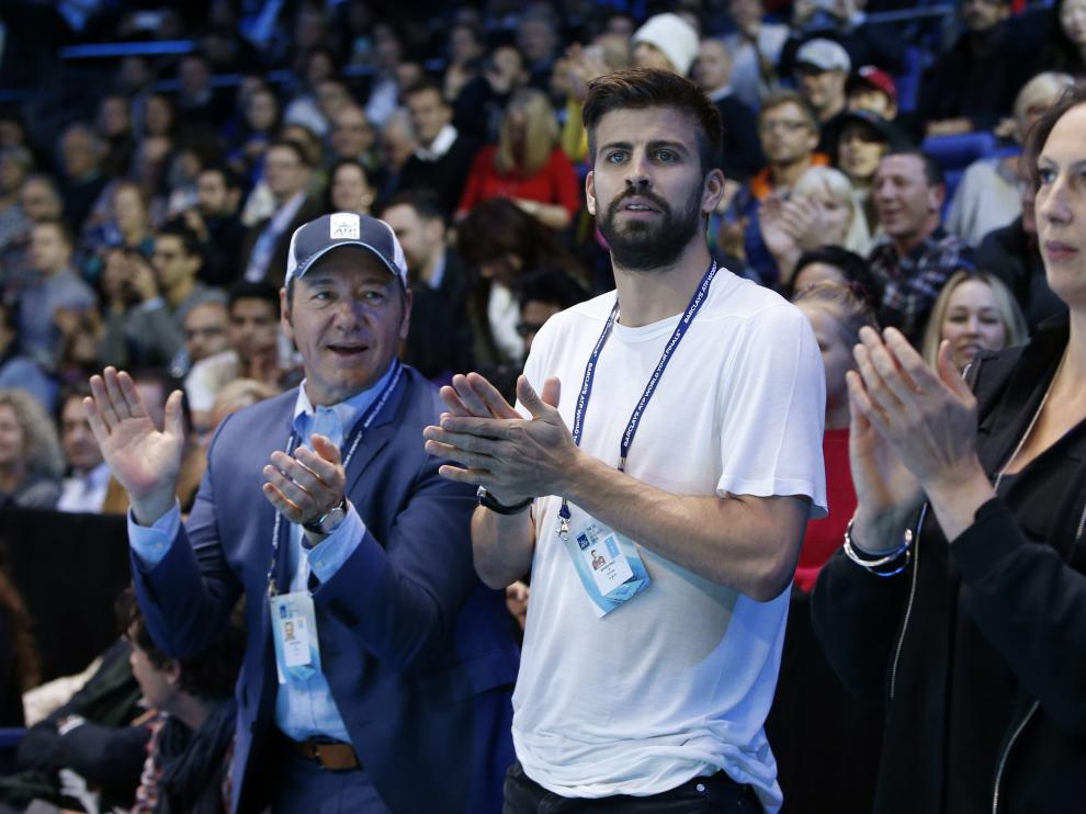 Piqué asiste junto al actor Kevin Spacey a la final del Masters de Londres