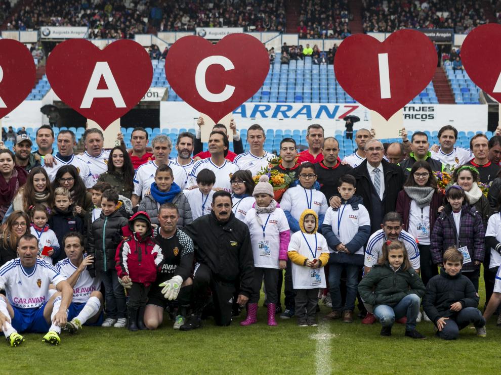 12.000 personas desafiaron este domingo a la lluvia para presenciar la victoria (0-3) de los veteranos del Espanyol frente a los del Real Zaragoza en la XXII edición del partido a beneficio de la Asociación de Padres de Niños Oncológicos de Aragón (Aspano