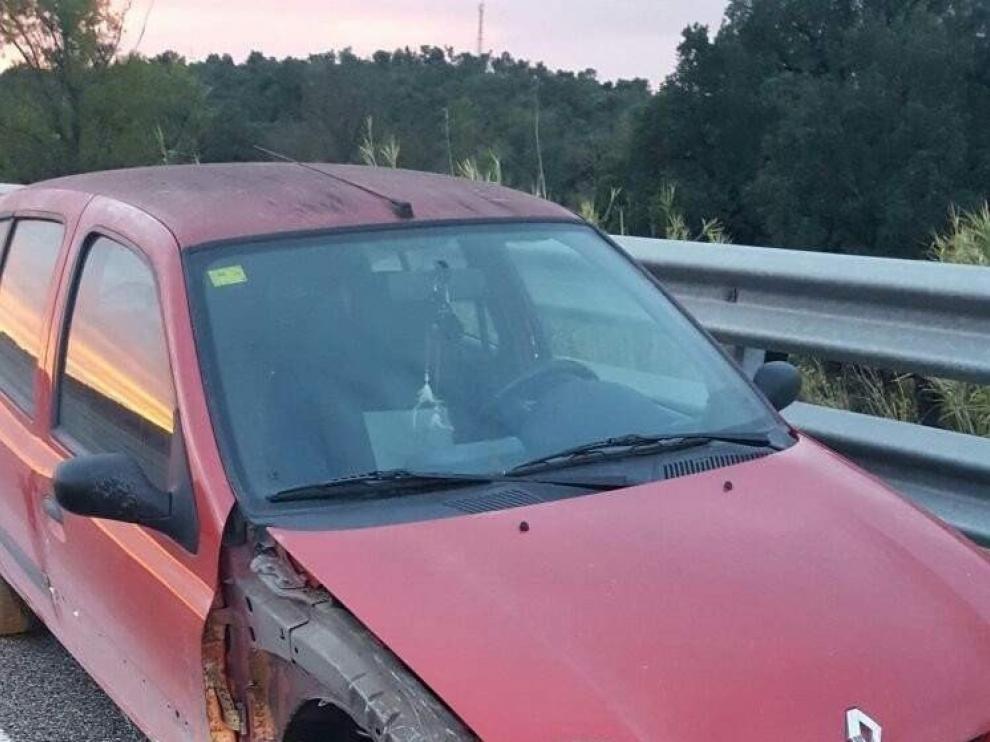 Fotografía facilitada por los Mossos de Esquadra del vehículo en el que una mujer de 26 años conducía en Gerona por la autopista AP-7 bajo los efectos del alcohol, en dirección contraria y sin una de las ruedas delanteras del vehículo