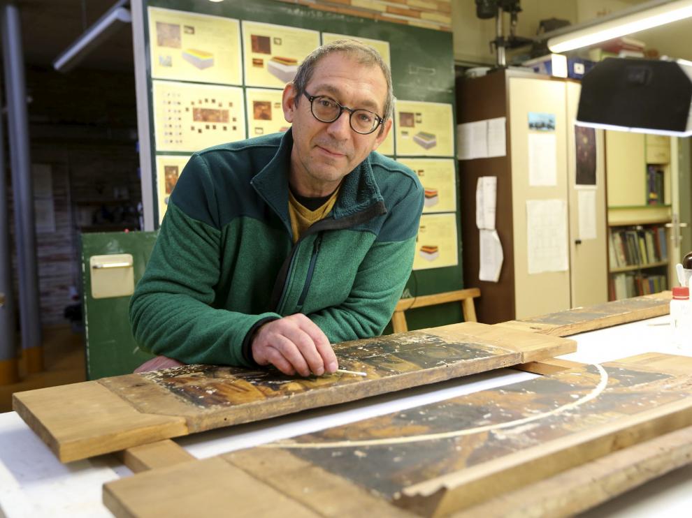 Guillermo Torres en el taller de la Escuela de Restauración de Huesca con un retablo de una ermita de Alquézar.
