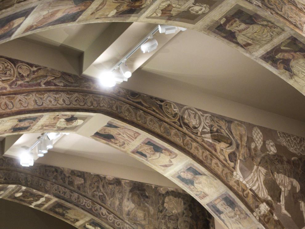 Visitantes del MNAC contemplan las pinturas de Sijena.