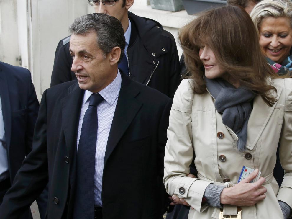 Sarkozy acude a votar en París.