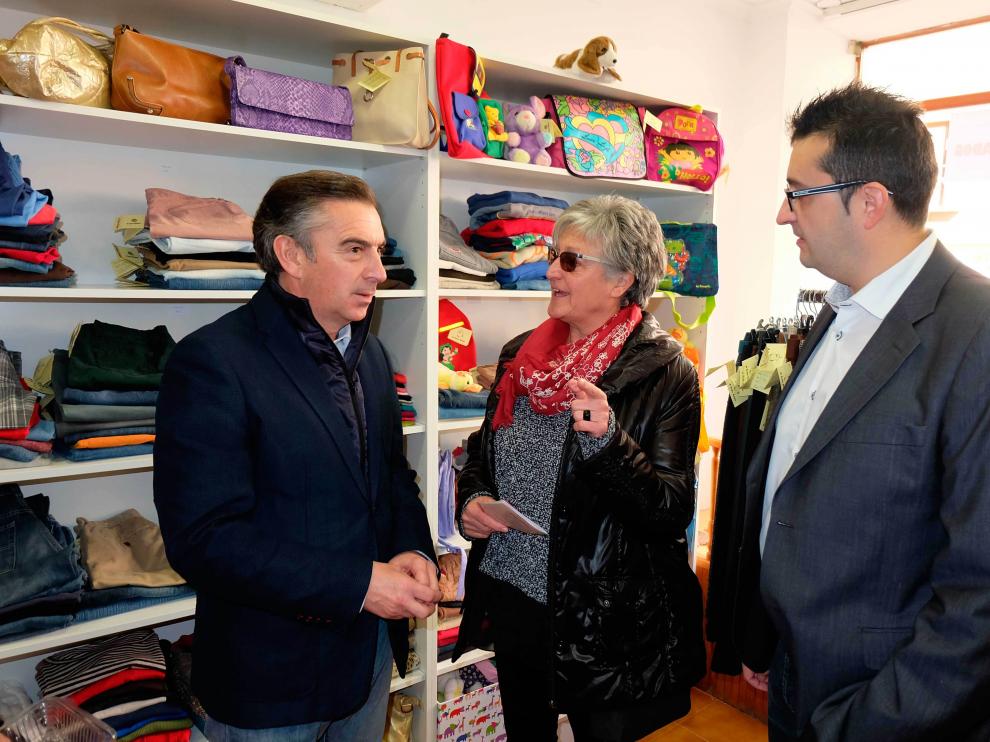 El alcalde de Tarazona, la directora de Cáritas Diocesana de Tarazona y el consejero comarcal de Acción Social, en el establecimiento.