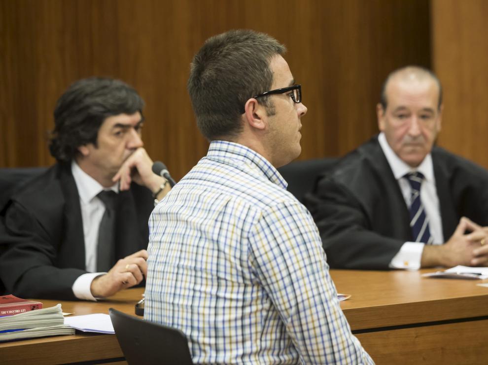 Jorge Callejas, ayer junto a su abogado José Luis Melguizo y el de la víctima, Javier Notivoli.