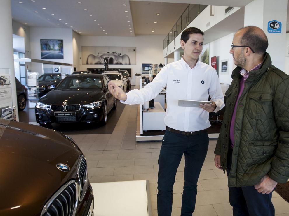 PabloSanz, BMW Product Genius de Goya Automoción, asesora a un cliente.