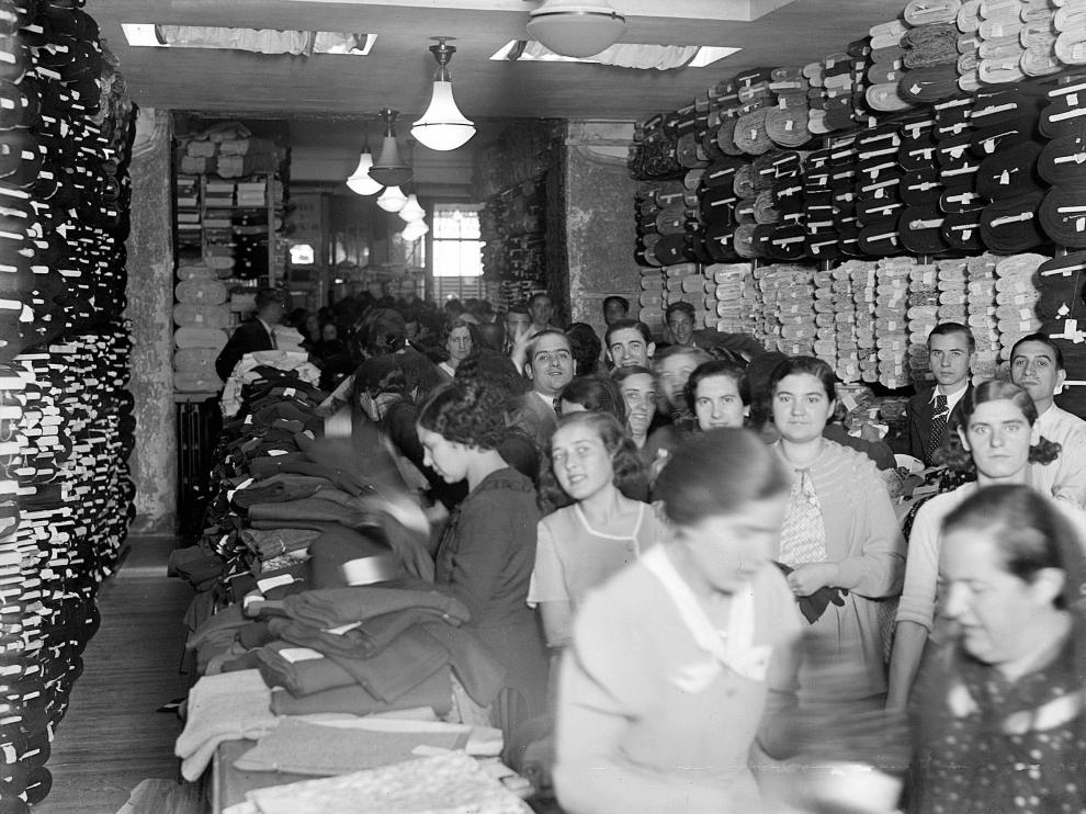 Los almacenes las Nuevas Sederías de Zaragoza, en julio de 1935, en pleno periodo de liquidaciones.