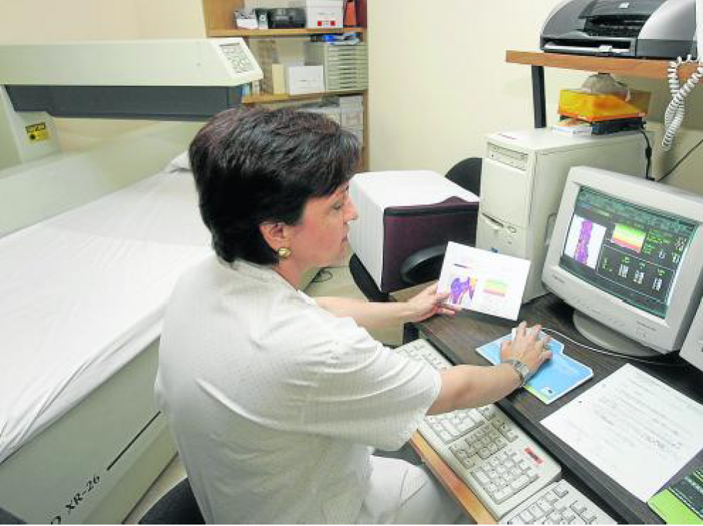 La densitometría es una prueba para determinar la densidad ósea. La máquina en la fotografía es muy utilizada en el diagnóstico de artrosis y osteoporosis, entre otras enfermedades.