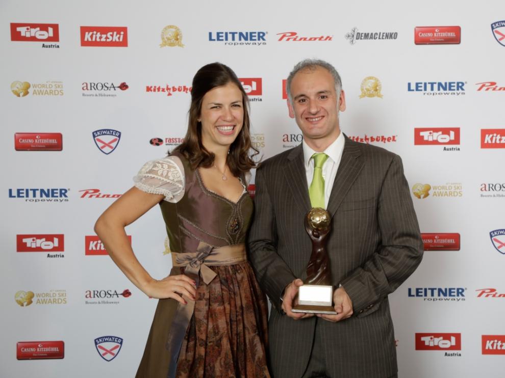 Jaime Río, director márquetin de la estación de Cerler, posa con el premio.