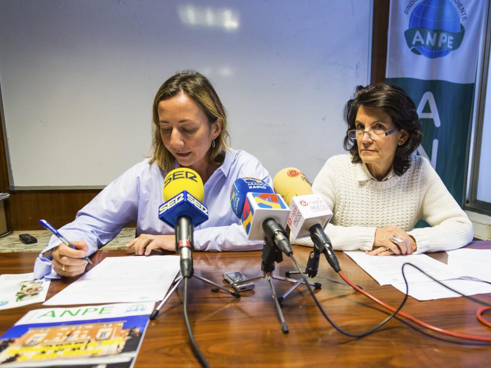 La Defensora del Profesor en Aragón, Teresa Hernández, y la presidenta de Anpe, Laura Alins.