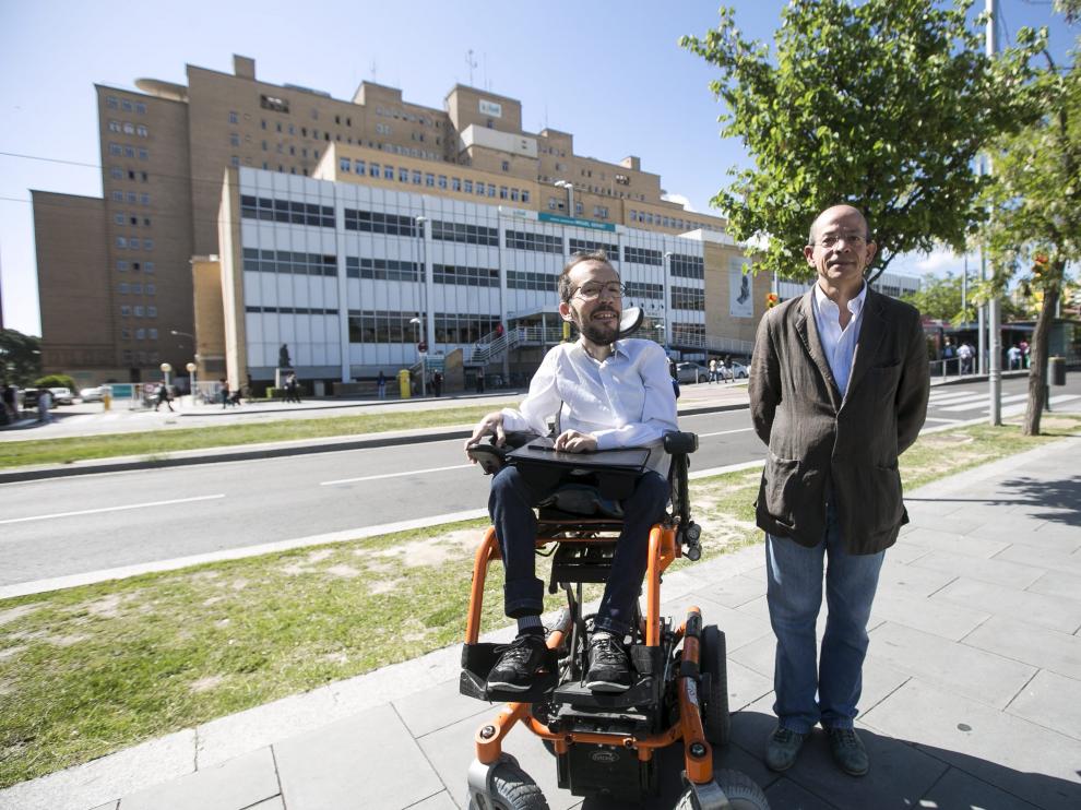 Pablo Echenique y José Antonio Fatás en el Hospital Miguel Servet.