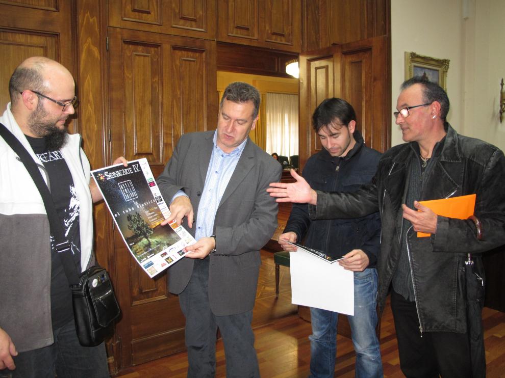Miembros de la organización de Sonicate, con el concejal de Cultura, José Luis Torán, en el centro.