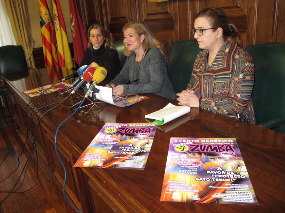 Miembros de Proyecto Gato, con la concejala Mari Carmen Muñoz, en el centro.