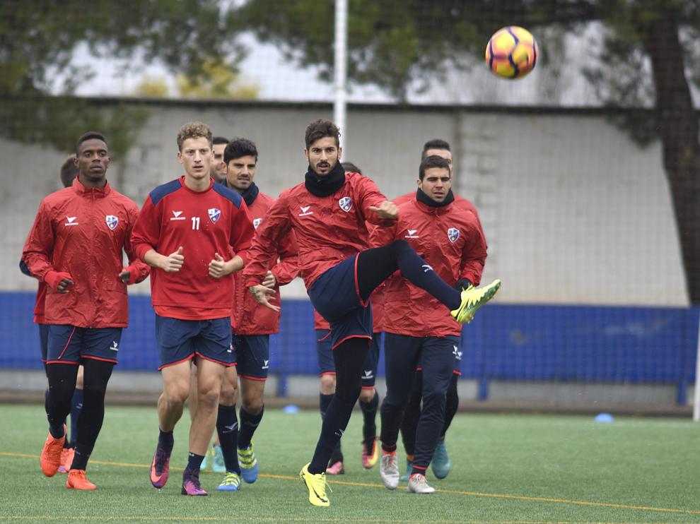 Vadillo en primer plano golpeando el balón.