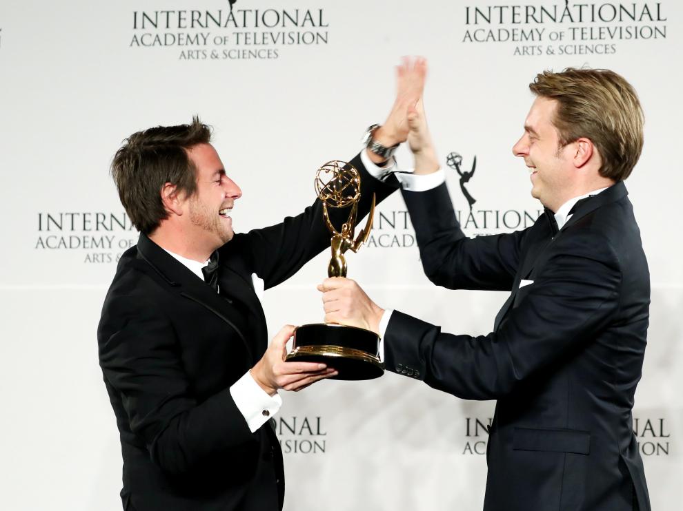 El director alemán Matthias Bittner y el productor Paul Zischler posan con su premio durante los 44 Premios Emmy Internacionales.