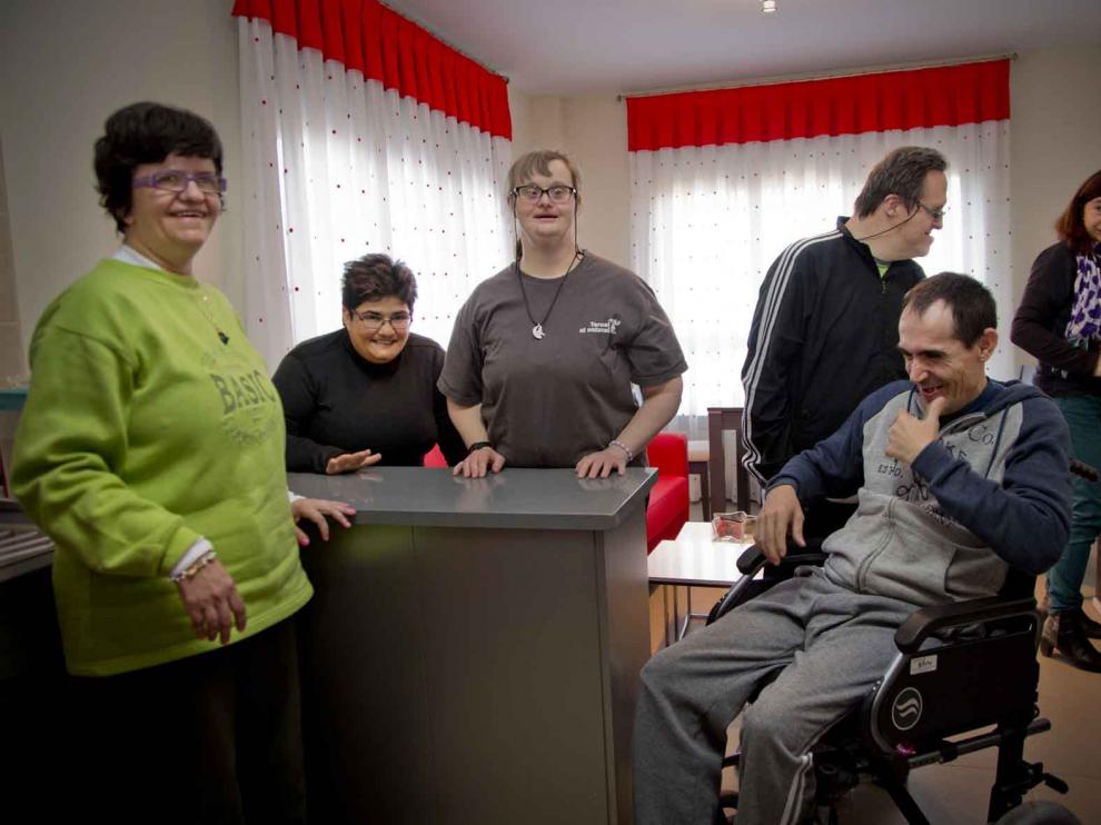 Beatriz (izda.), Tatiana, Carmen, Juan, Ángel e Inmaculada Gracia, directora del centro de Adispaz.