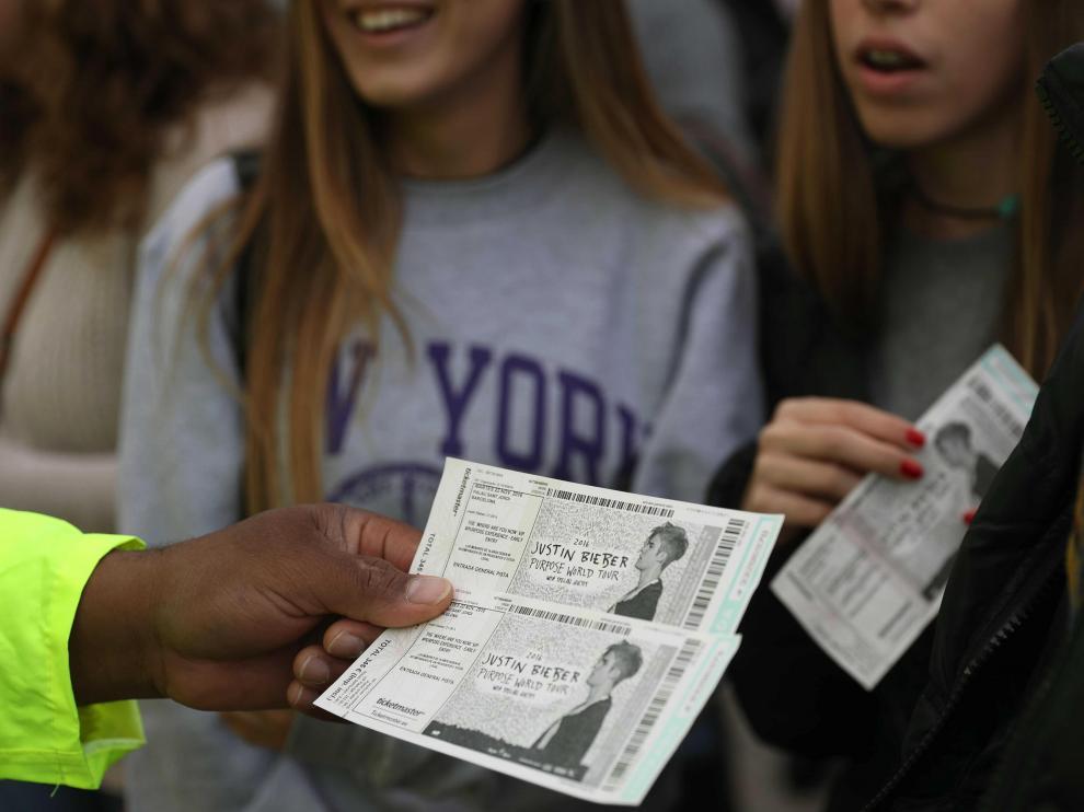 Varias jóvenes, antes de entrar al concierto de Bieber en Barcelona.