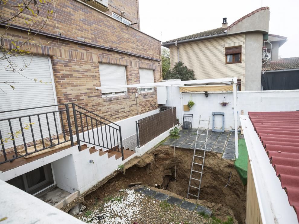 La dolina. Se estima que mide unos 4x4 metros y que supera los cinco de profundidad. Se detectó el jueves, pero el aviso no llegó hasta el lunes por la tarde.