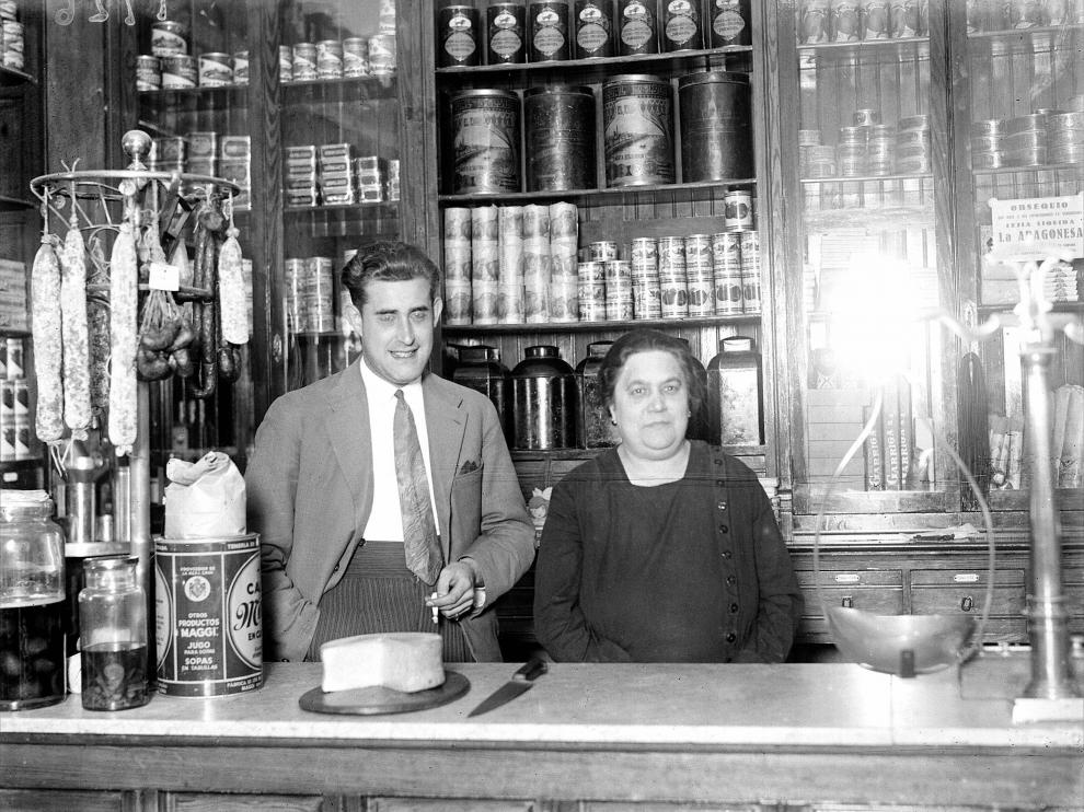 Establecimiento de ultramarinos. En los primeros años de la posguerra, en las tiendas de alimentación había que comprar con cartilla de racionamiento.