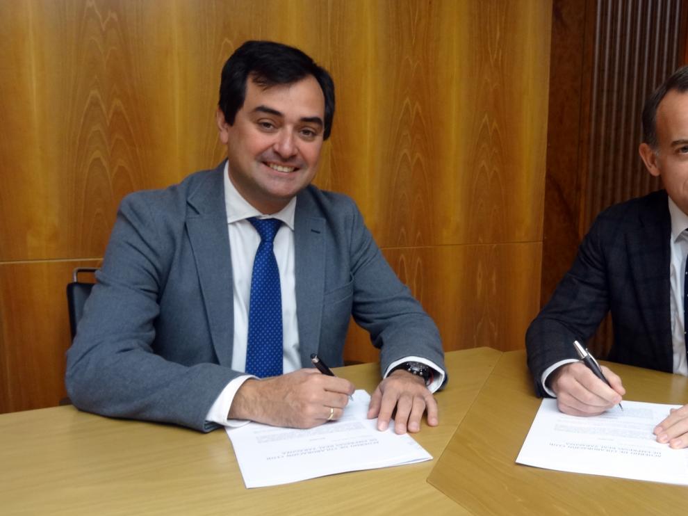 Firma del acuerdo entre el Real Zaragoza e Hiberus Tecnología