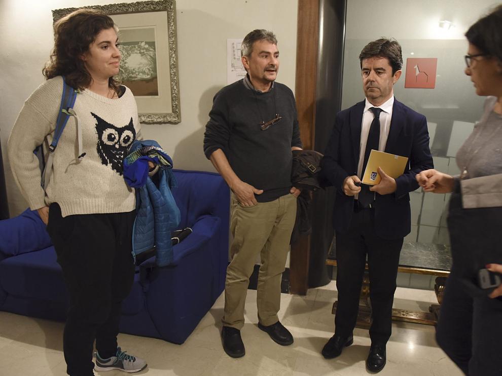 Minia Díaz, JavierMoreno, Luis Felipe y Teresa Sas antes de entrar en la reunión.