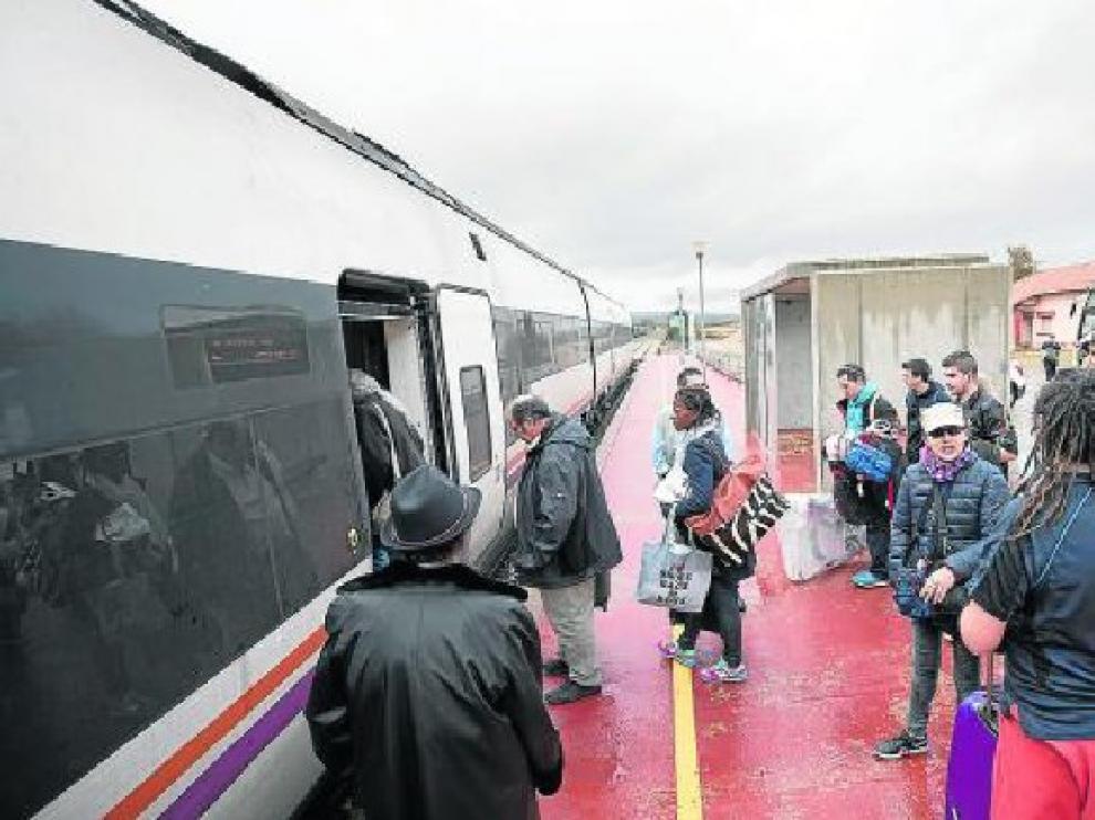 Decenas de viajeros subían ayer al tren en Sarrión tras salvar el tramo en obras en autobús.