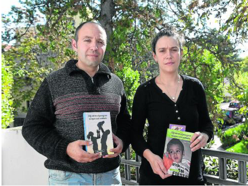 Carlos y Marta con los dos libros, de uno de los cuales se han vendido casi 3.000 ejemplares.