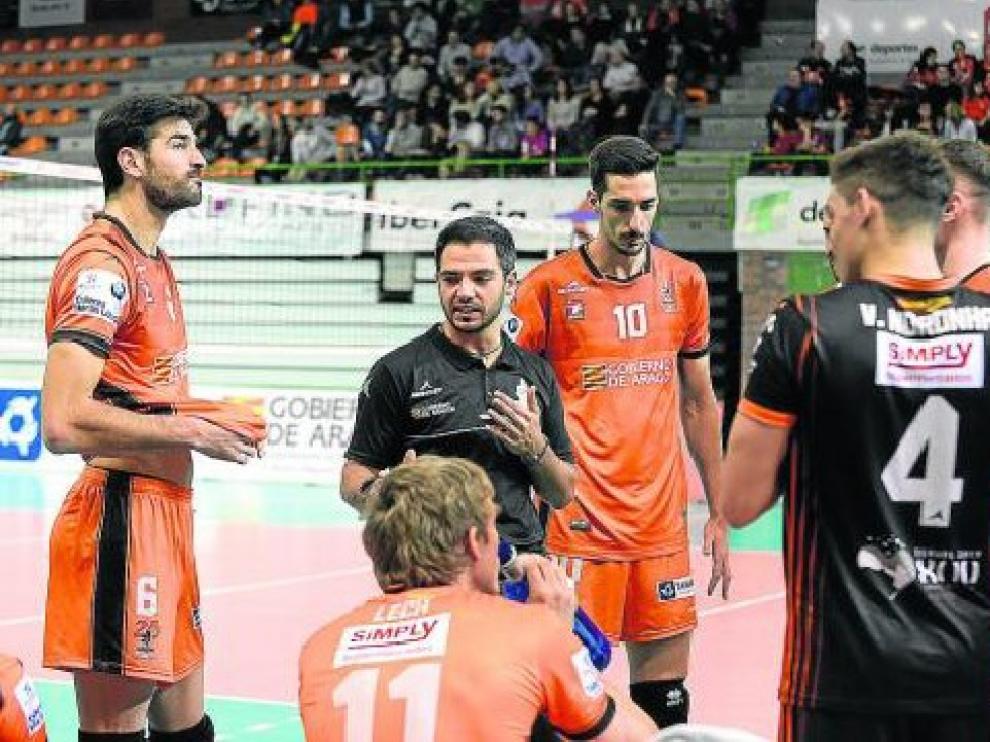 El entrenador del CVTeruel, Miguel Rivera, da instrucciones a sus jugadores en el partido frente al Melilla.