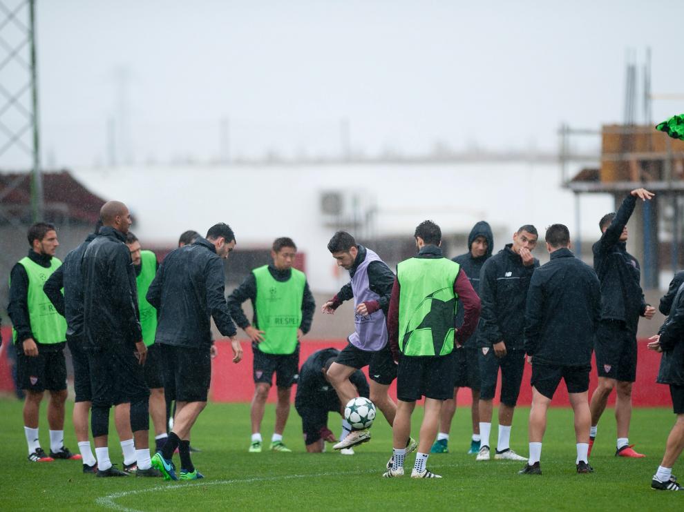 Entrenamiento del Sevilla en la Ciudad Deportiva, previo al partigo de Liga de Campeones que se celebra este martes contra la Juventus de Turín.