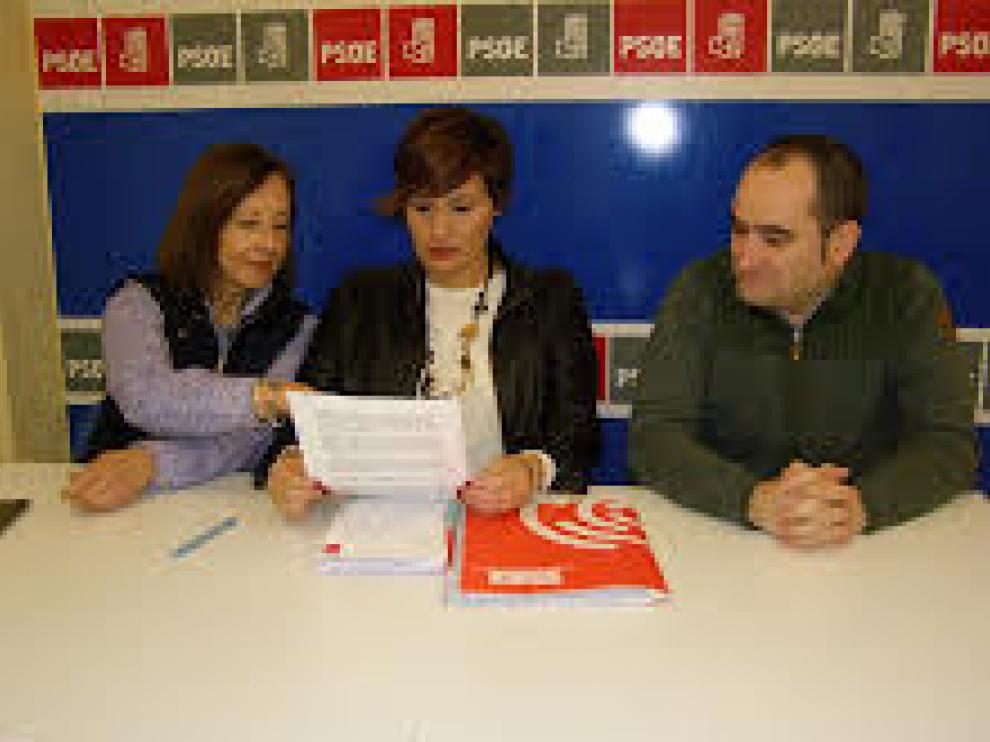 En el centro, la portavoz del grupo municipal socialista de Tarazona, Leticia Soria.