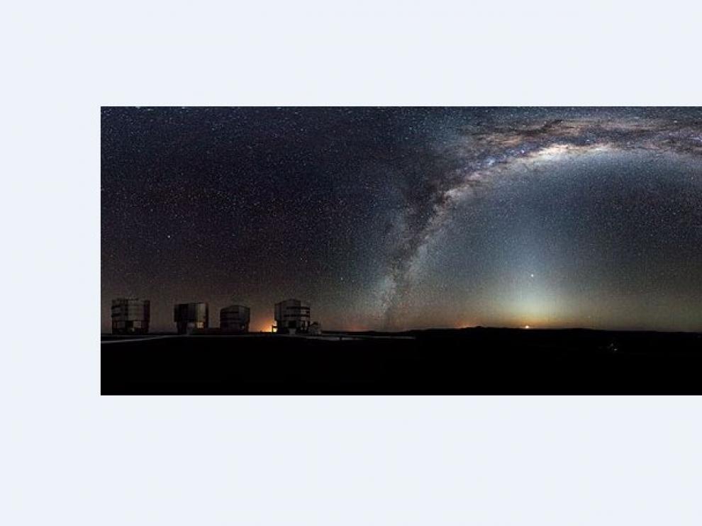 La Vía Láctea se arquea a través de esta excepcional panorámica en 360 grados del cielo nocturno sobre la plataforma de Paranal, sede del Very Large Telescope.