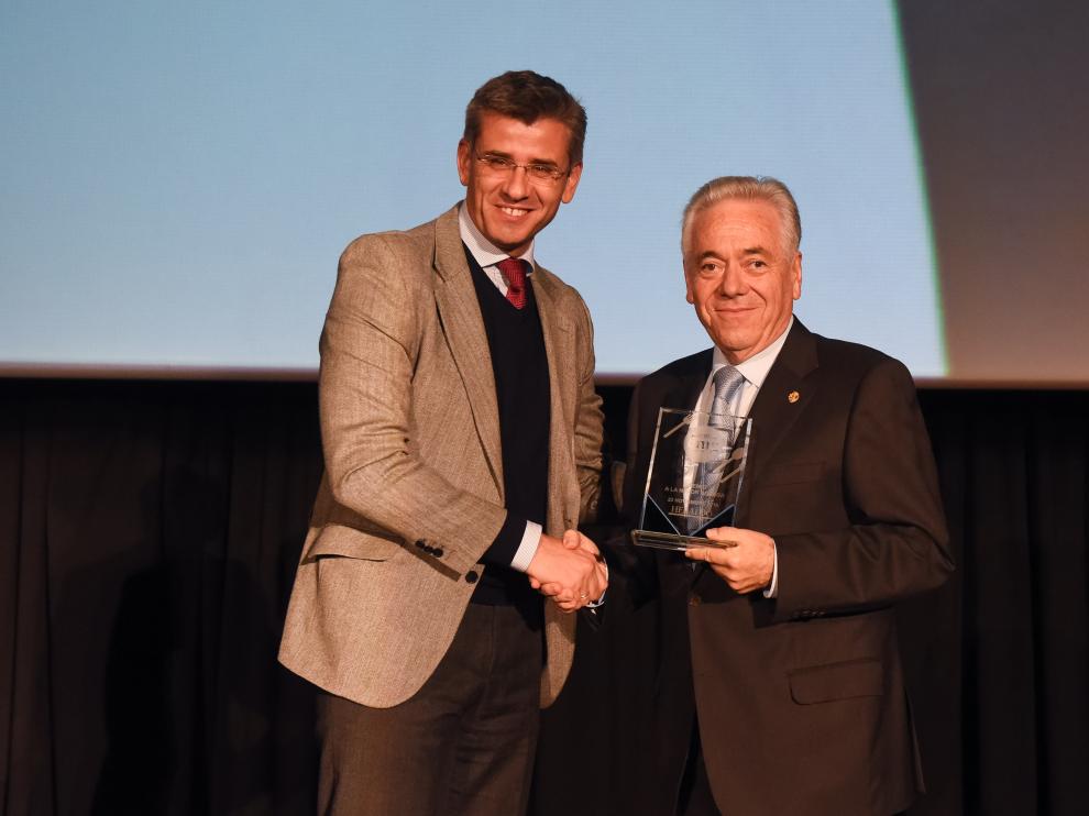 Mikel Iturbe entregó el premio a Santiago Gracia, de Bodegas Solar de Urbezo.