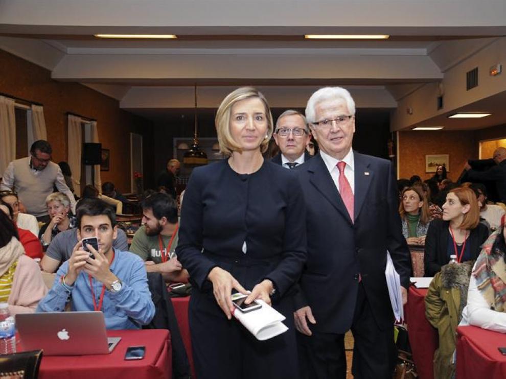 La consejera de familia e igualdad, Alicia García (i), junto con el presidente de Cruz Roja Española en Castilla y León, José Varela (d), momentos antes de la inauguración de las XXIX Jornadas Nacionales sobre adicciones y VIH organizadas por Cruz Roja.
