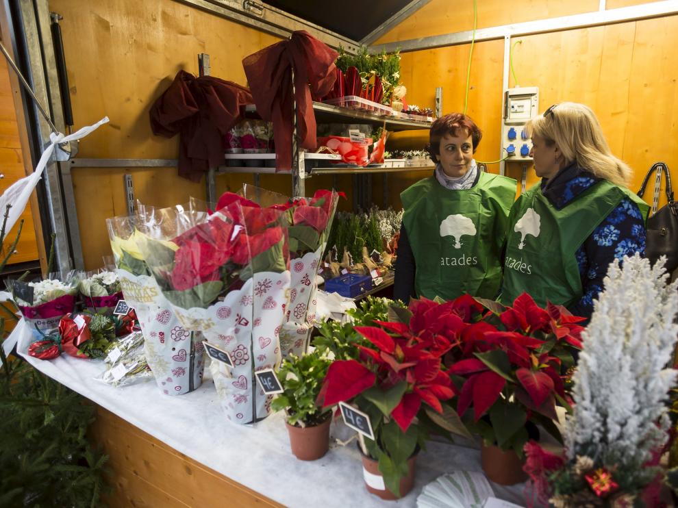 Voluntarias en el Rastrillo Navideño de Atades