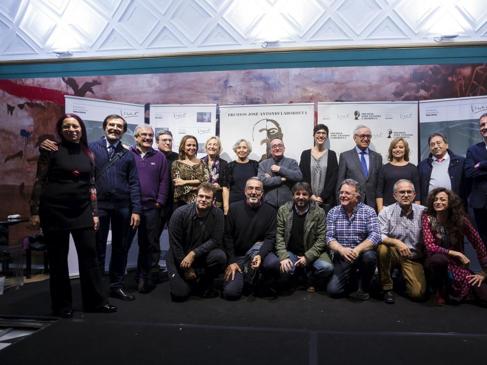 Los premiados, junto a representantes de la fundación, antes de empezar la gala en el Principal.