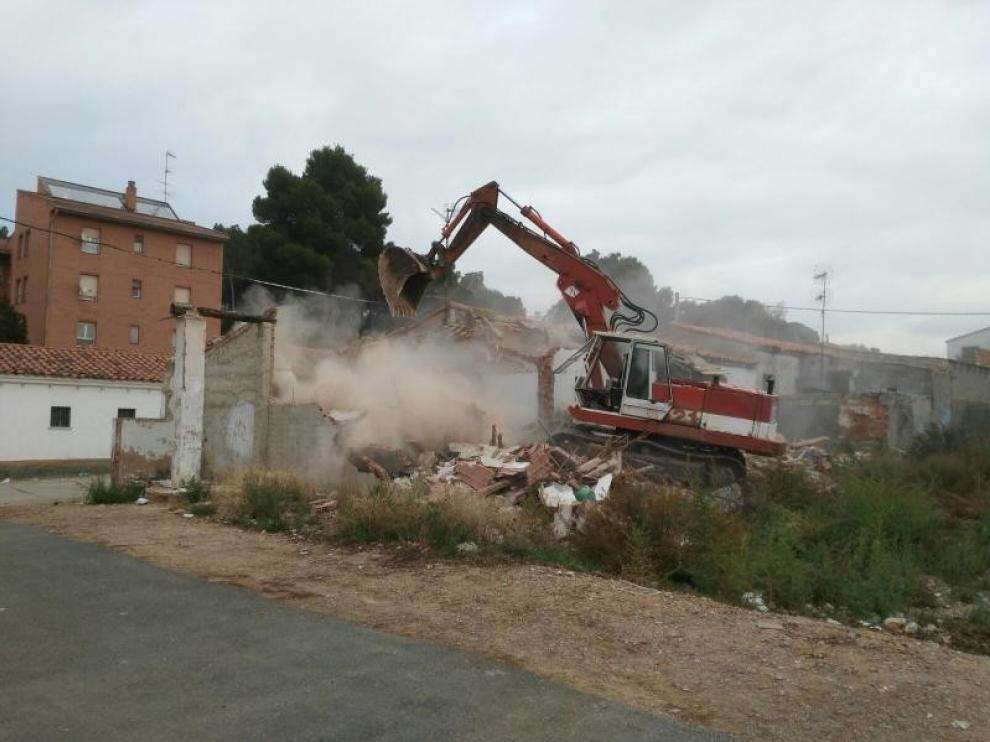 Las máquinas derribaron este martes las viviendas.