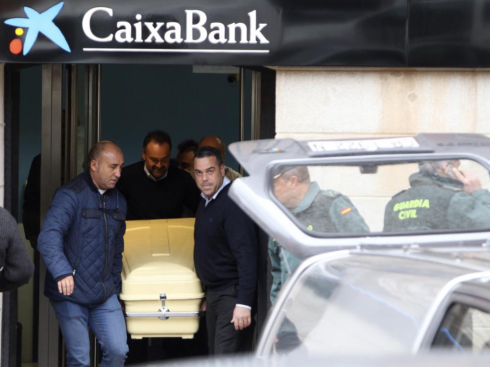 Los servicios funerarios trasladan el cadáver del director de la sucursal de la Caixa asesinado en Ciudad Real.