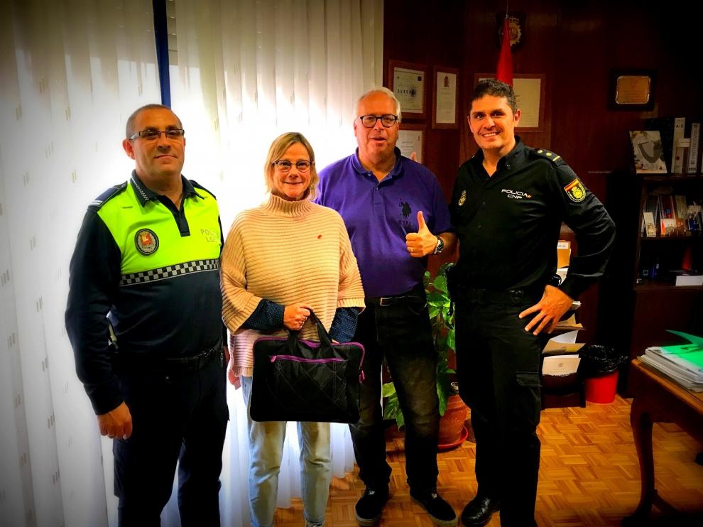 Los agentes posan con el matrimonio alemán que perdió los dispositivos